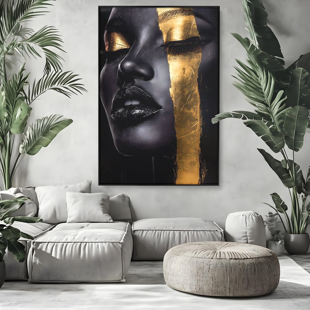Tablou canvas cu tablou canvas cu chip de femeie, in rama de aluminiu negru, pe perete intr-un living